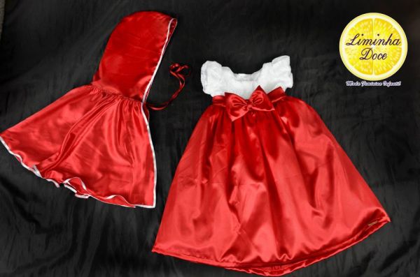 Vestido do Tema Chapeuzinho Vermelho Com a Capa